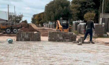 Alcira Gigena avanza con su plan de adoquinado y suma 28 cuadras en menos de tres años
