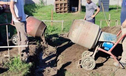 Estudiantes de Huinca Renancó construyen una vivienda como parte de su formación técnica