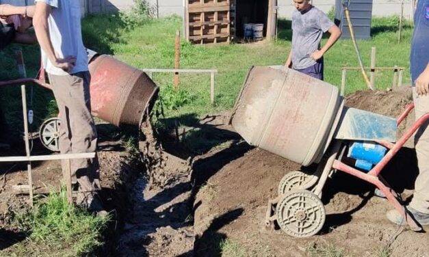 Estudiantes de Huinca Renancó construyen una vivienda como parte de su formación técnica