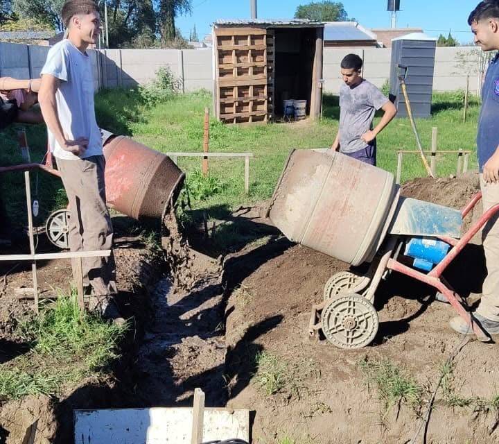 Estudiantes de Huinca Renancó construyen una vivienda como parte de su formación técnica