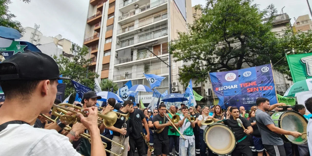 Contra la reforma laboral y la ley previsional de Córdoba, trabajadores marchan previo al 1° de mayo