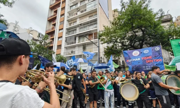Contra la reforma laboral y la ley previsional de Córdoba, trabajadores marchan previo al 1° de mayo