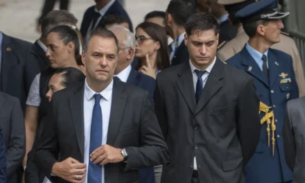 Cercado por investigaciones judiciales, Adorni responde este miércoles 4.800 preguntas en Diputados