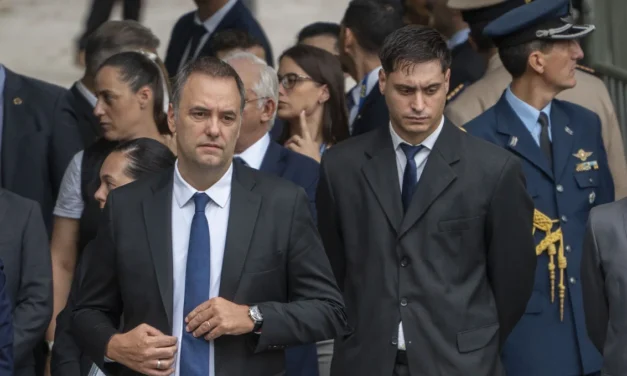Cercado por investigaciones judiciales, Adorni responde este miércoles 4.800 preguntas en Diputados