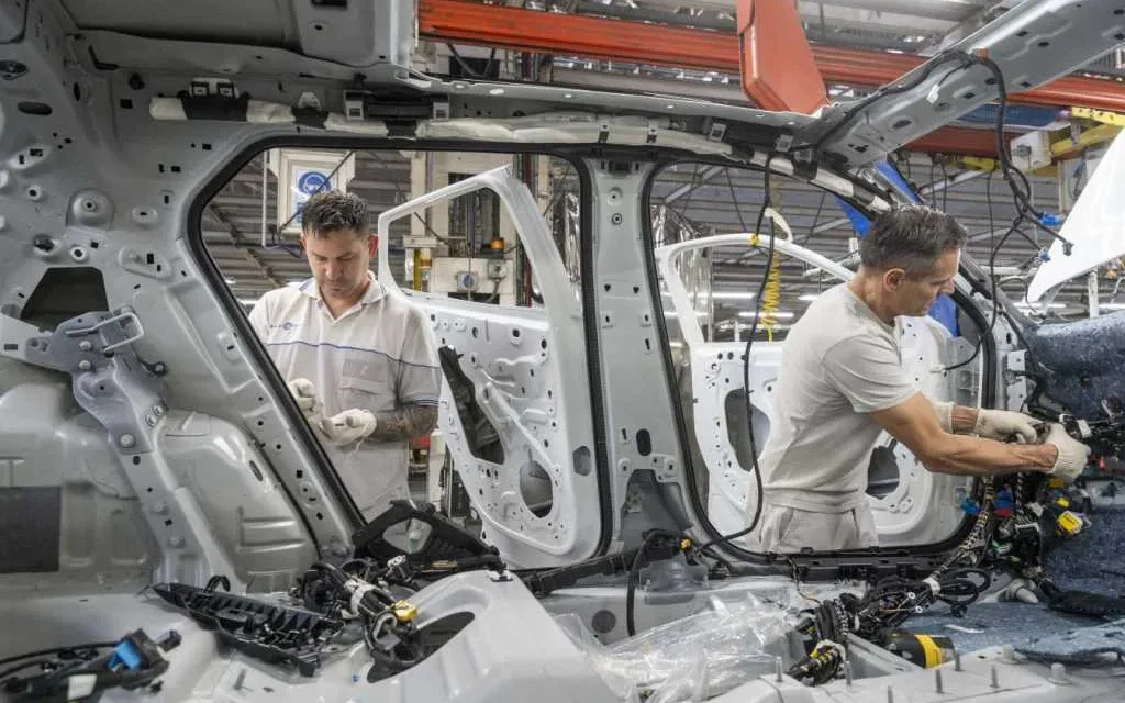 La industria cayó un 12% en el primer bimestre y la mayor baja fue en el sector automotriz que se hundió casi 25%