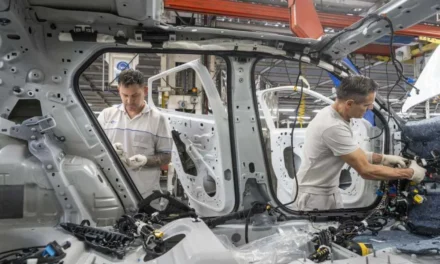 La industria cayó un 12% en el primer bimestre y la mayor baja fue en el sector automotriz que se hundió casi 25%