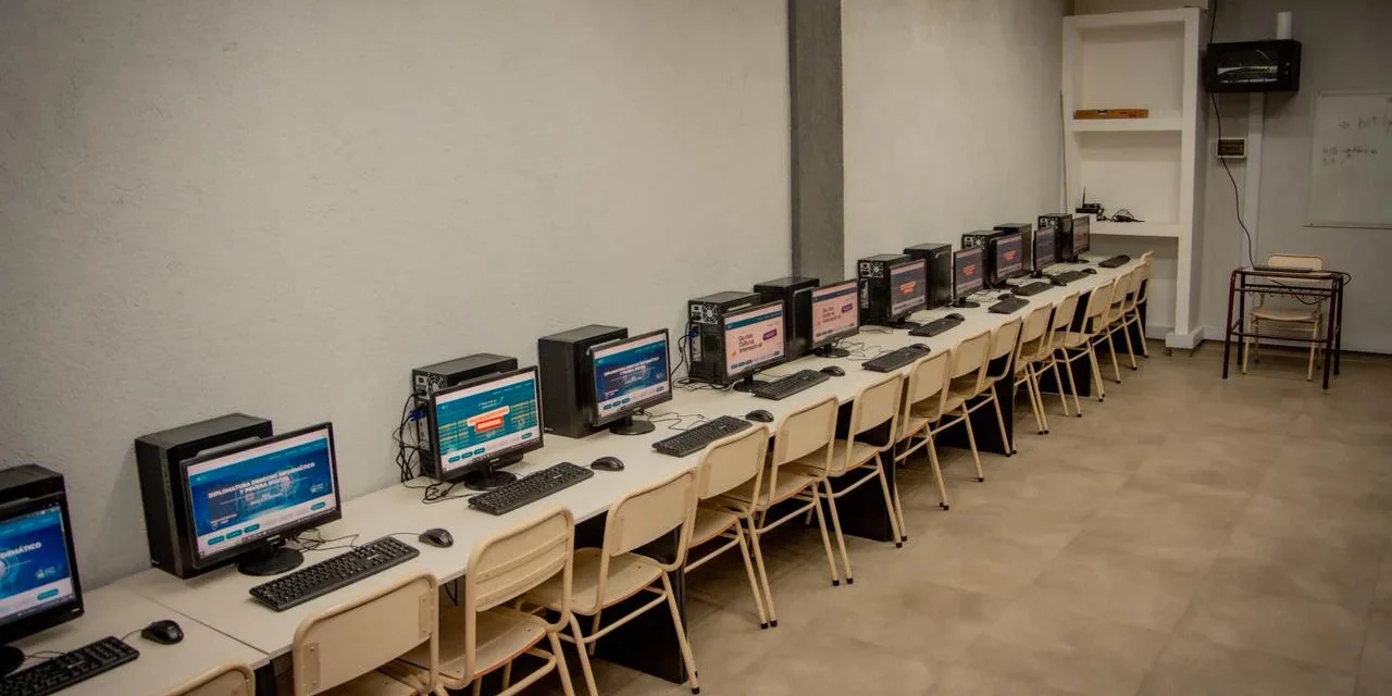 La UNRT inauguró un laboratorio de informática y fortalece la educación tecnológica