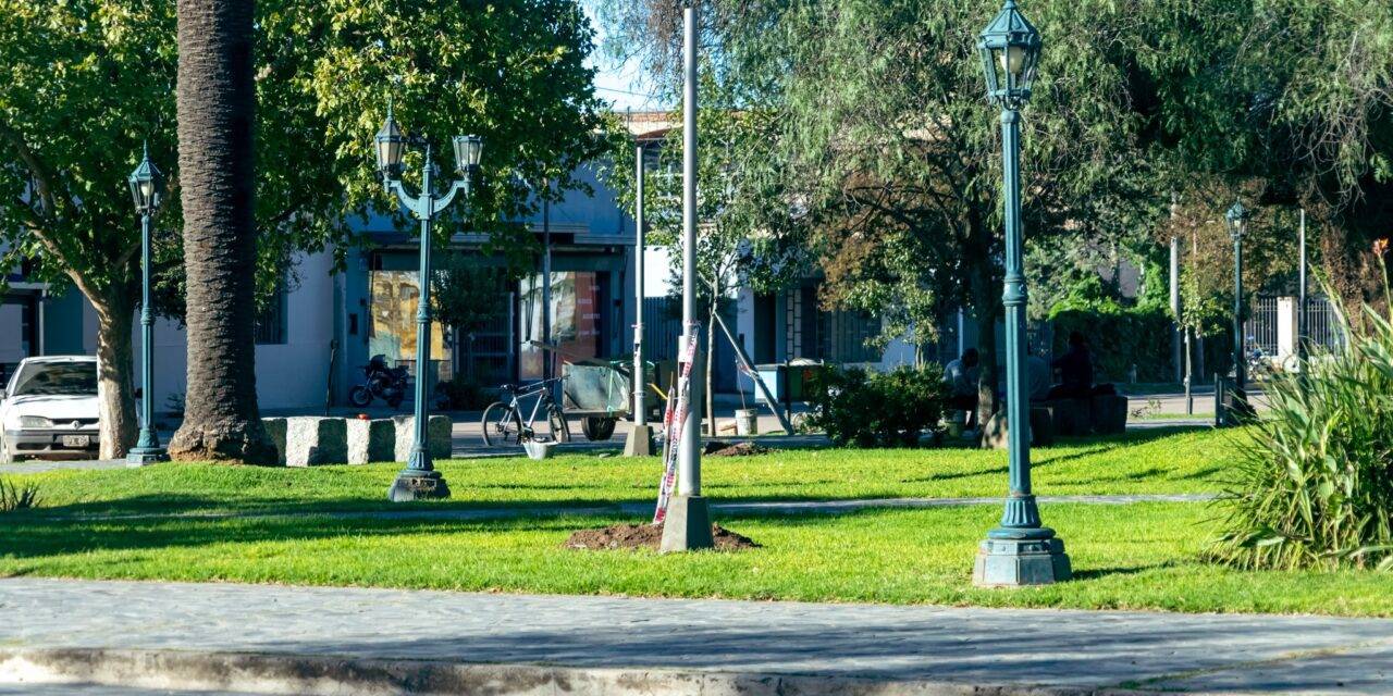 Adelia María avanza con mejoras en la iluminación de la Plaza Sarmiento