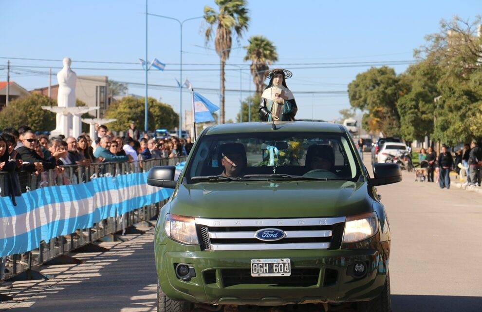 Holmberg celebró sus fiestas patronales con desfile, misa y apoyo del Gobierno provincial