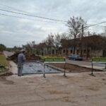 Avanza la tercera etapa de bacheo sobre bulevar Vélez Sársfield en La Carlota