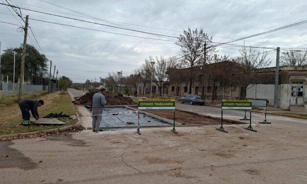Avanza la tercera etapa de bacheo sobre bulevar Vélez Sársfield en La Carlota