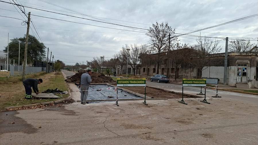 Avanza la tercera etapa de bacheo sobre bulevar Vélez Sársfield en La Carlota