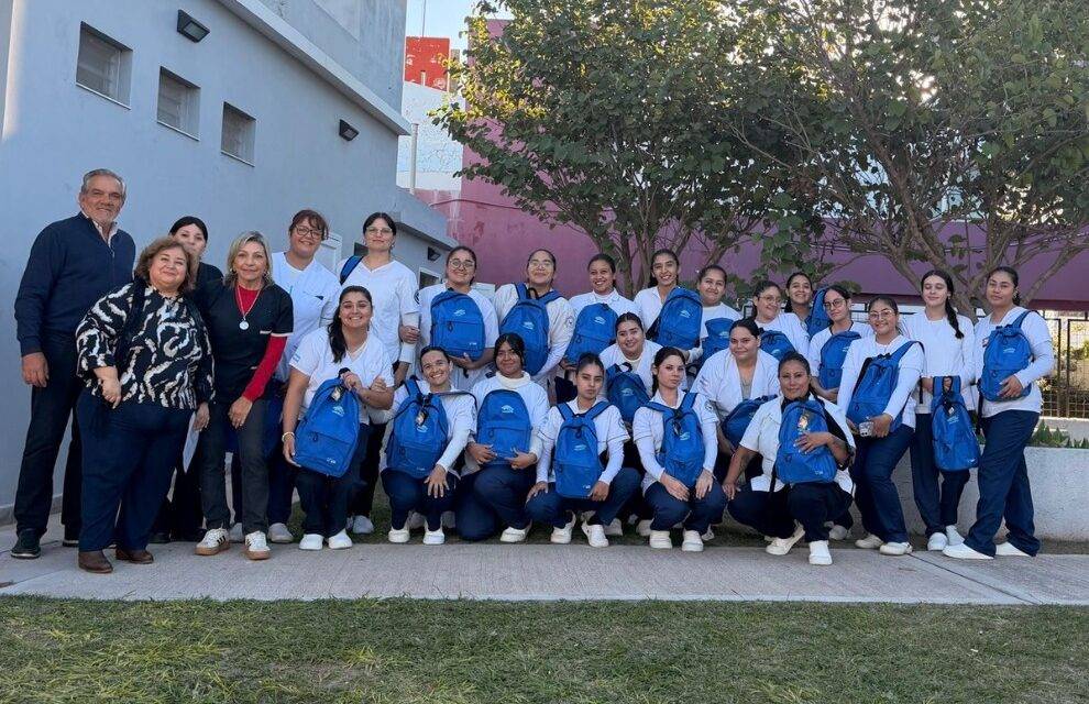 La Provincia fortalece la formación de enfermeros con la entrega de mochilas e instrumental profesional