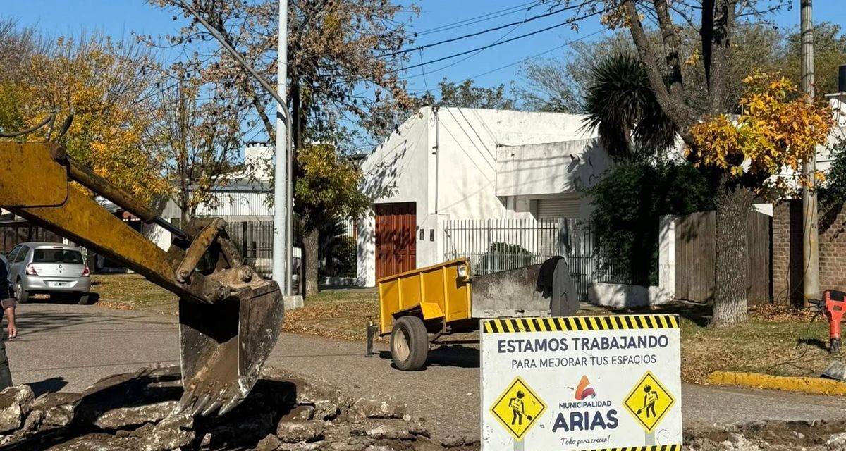 Arias avanza con nuevas obras de bacheo y mejoras en la calzada
