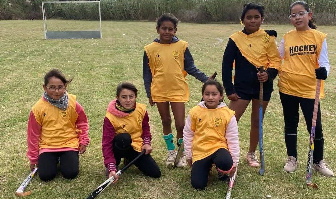 Los Cisnes vivió una jornada regional de hockey con participación de clubes y familias