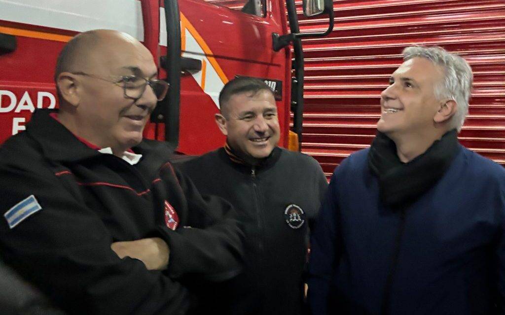 En Los Cisnes, Llaryora inauguró obras y entregó aportes para el fortalecimiento institucional