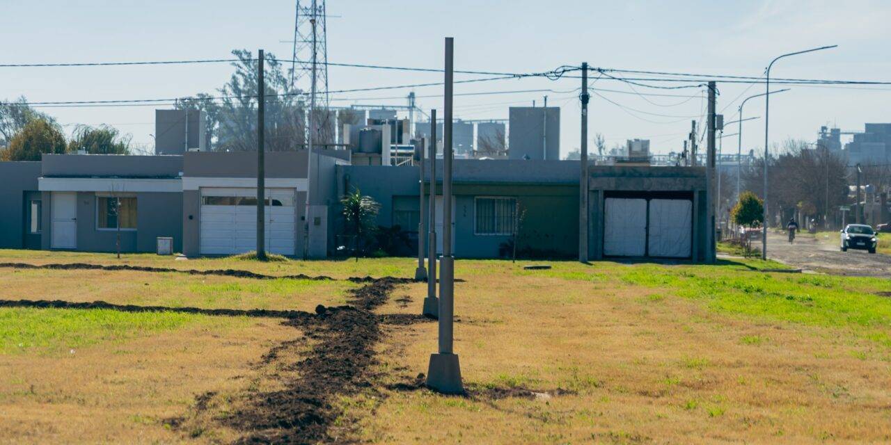 Comenzó la obra de iluminación en la plaza del barrio 144 Viviendas de Adelia María