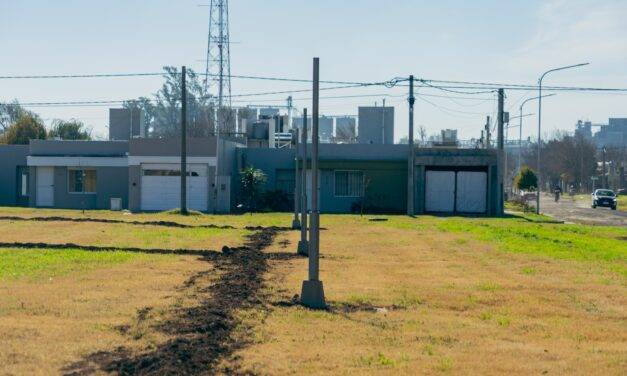 Comenzó la obra de iluminación en la plaza del barrio 144 Viviendas de Adelia María