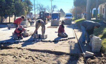 Alejandro Roca completó más de 100 metros de adoquinado en calle Colón