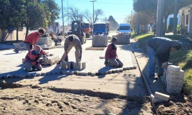 Alejandro Roca completó más de 100 metros de adoquinado en calle Colón