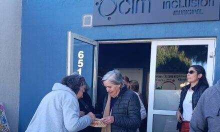 Adultos mayores de Alcira Gigena repartieron escarapelas en la previa del 25 de Mayo