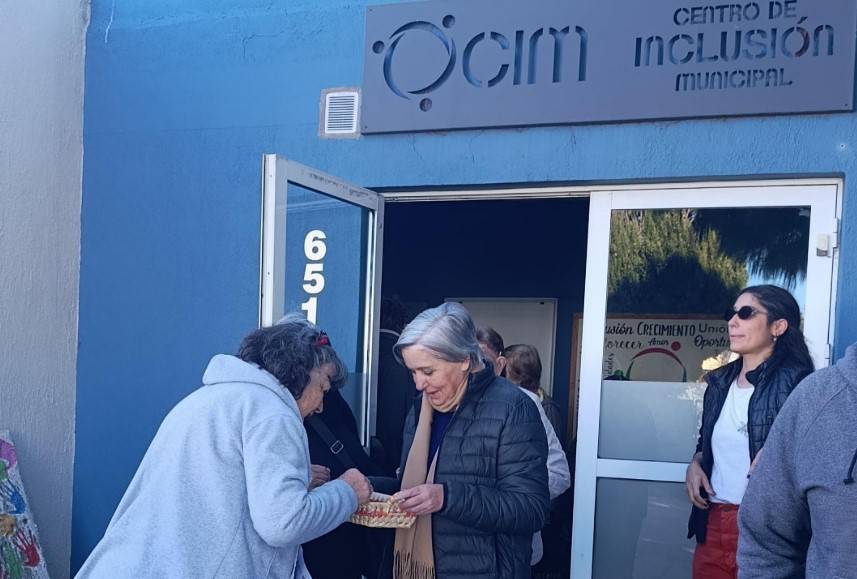 Adultos mayores de Alcira Gigena repartieron escarapelas en la previa del 25 de Mayo