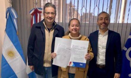 Del Campillo firmó un convenio provincial para avanzar con obras de cordón cuneta y adoquinado