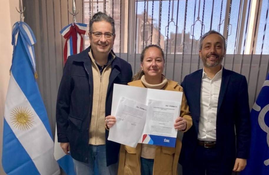 Del Campillo firmó un convenio provincial para avanzar con obras de cordón cuneta y adoquinado