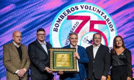 Llaryora encabezó la cena aniversario por los 75 años de los Bomberos Voluntarios de Villa María