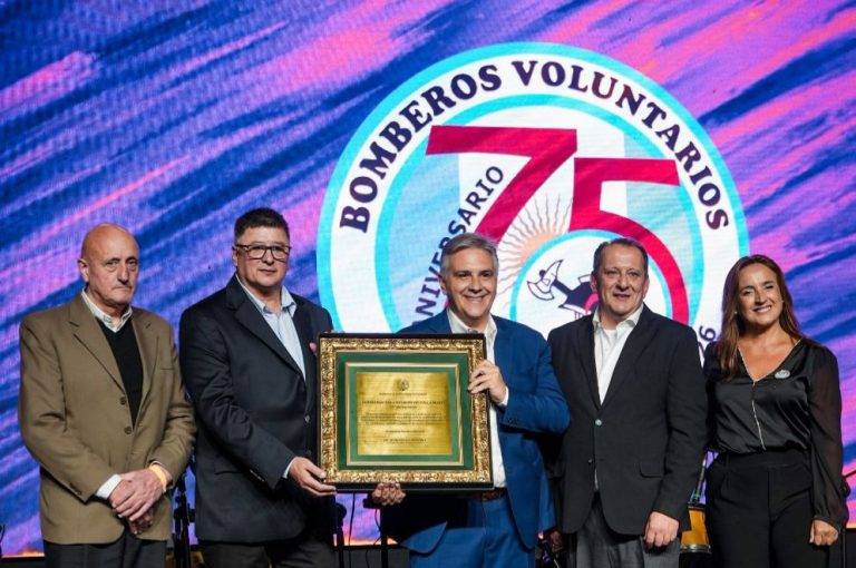 Llaryora encabezó la cena aniversario por los 75 años de los Bomberos Voluntarios de Villa María