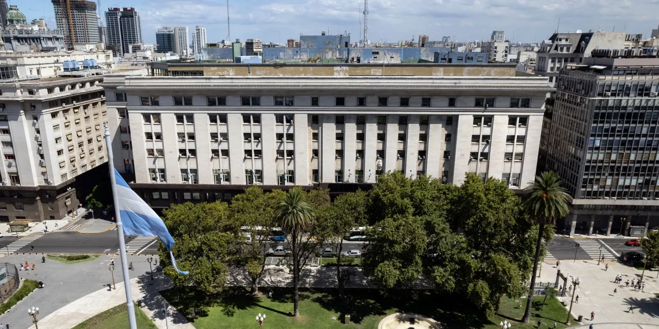 La recaudación tributaria no repunta: cayó un 4% real en abril y acumula bajas por noveno mes