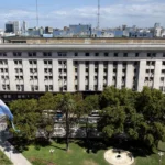 La recaudación tributaria no repunta: cayó un 4% real en abril y acumula bajas por noveno mes