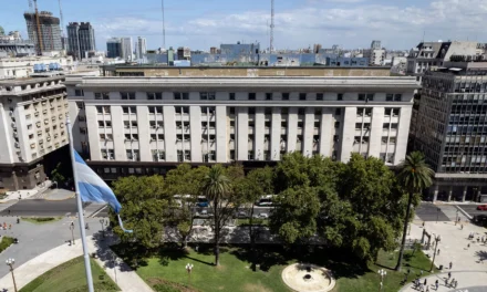 La recaudación tributaria no repunta: cayó un 4% real en abril y acumula bajas por noveno mes