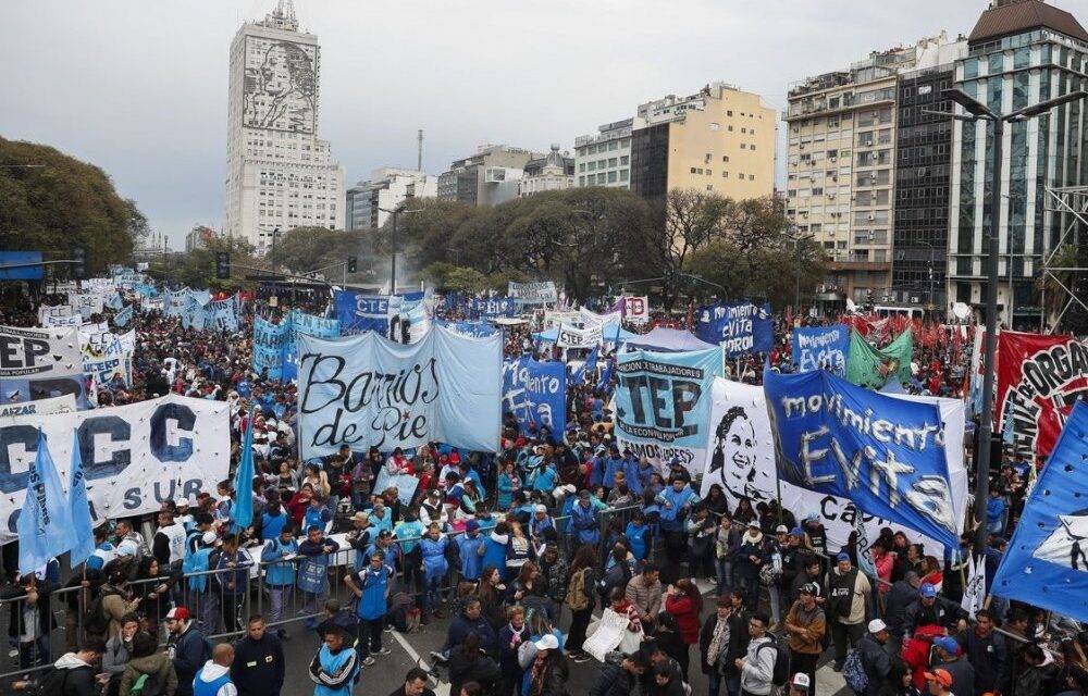 Los movimientos sociales salen a la calle para rechazar el ajuste y defender el salario social complementario