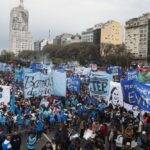 Los movimientos sociales salen a la calle para rechazar el ajuste y defender el salario social complementario