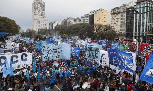Los movimientos sociales salen a la calle para rechazar el ajuste y defender el salario social complementario