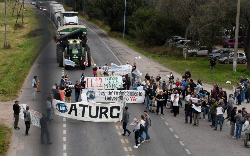 Trabajadores de la UNRC realizaron una protesta sobre Ruta 36 en reclamo de mayor financiamiento