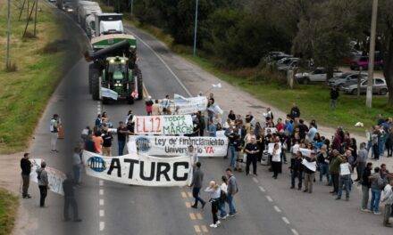 Trabajadores de la UNRC realizaron una protesta sobre Ruta 36 en reclamo de mayor financiamiento