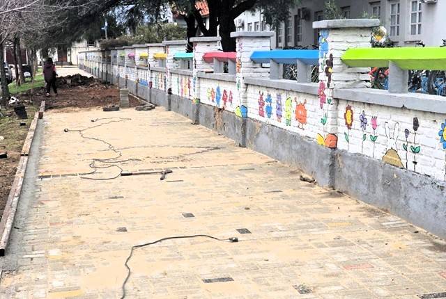 Avanza la construcción de nuevas veredas adoquinadas en el sector educativo de Ucacha