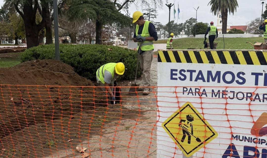 Arias: Iniciaron los trabajos de renovación lumínica en la Plaza 25 de Mayo