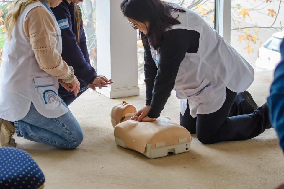 Bomberos Voluntarios de Arias brindaron capacitación en RCP y primeros auxilios