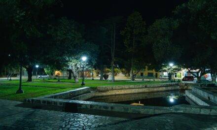 Adelia María completó la primera etapa de la renovación del alumbrado en Plaza Sarmiento