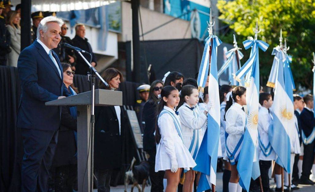 Llaryora encabezó en Bell Ville los festejos por el Día de la Bandera