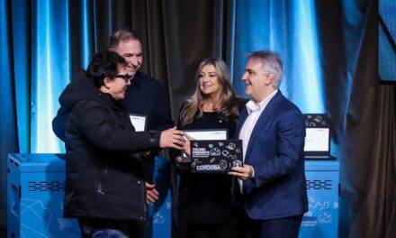 Llaryora encabezó la entrega de 2.430 netbooks a escuelas de la ciudad de Córdoba