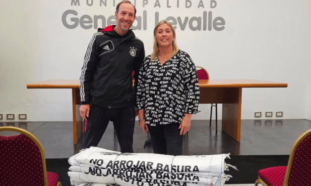 General Levalle entregó bolsas de residuos a clubes locales para apoyar sus actividades