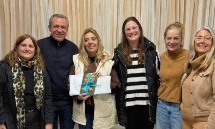 Vicuña Mackenna entregó ejemplares de autores locales a instituciones educativas por el Día del Escritor