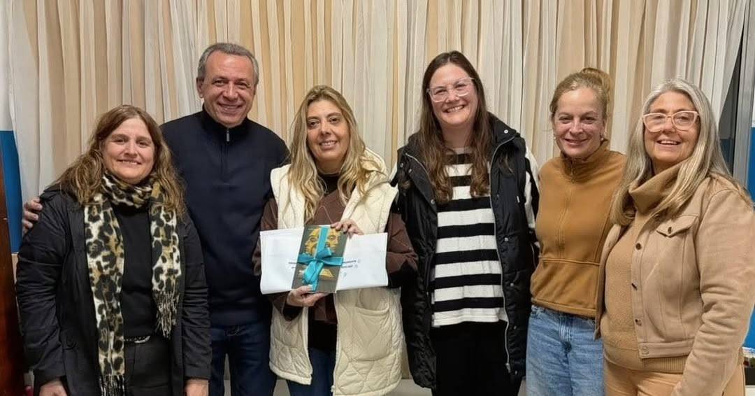 Vicuña Mackenna entregó ejemplares de autores locales a instituciones educativas por el Día del Escritor