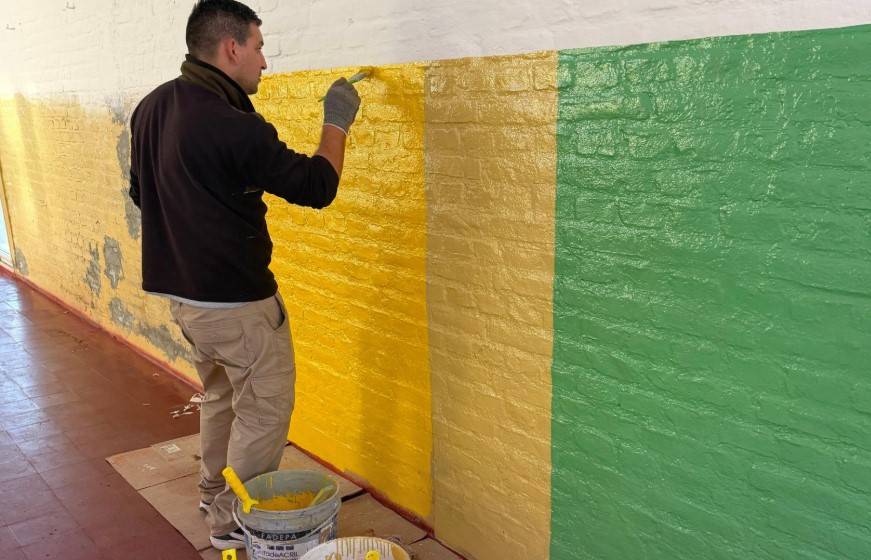 Huidobro avanza con tareas de pintura y mantenimiento en el centro educativo Manuel Belgrano