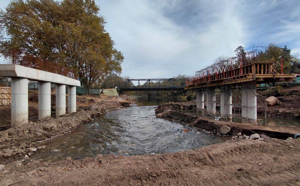 Nuevo puente en Santa Rosa de Calamuchita: ya se observan las columnas que sostendrán la estructura