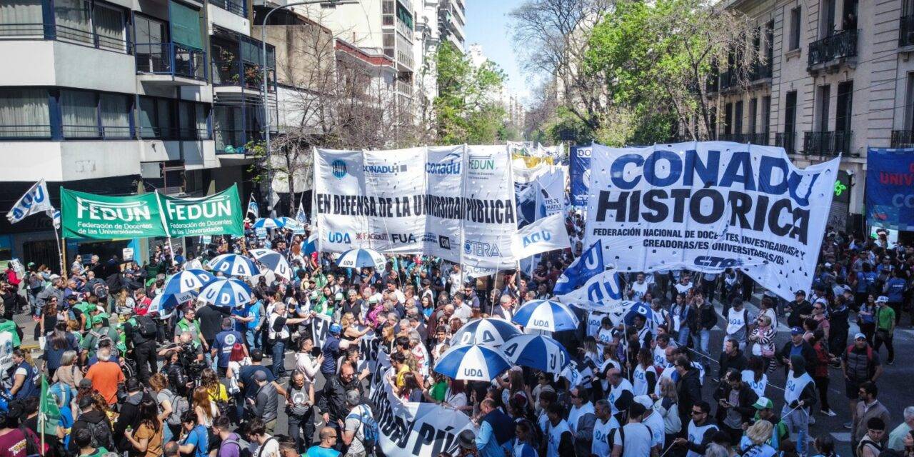 Docentes universitarios analizan una oferta salarial del Gobierno, que contempla la convocatoria a paritaria